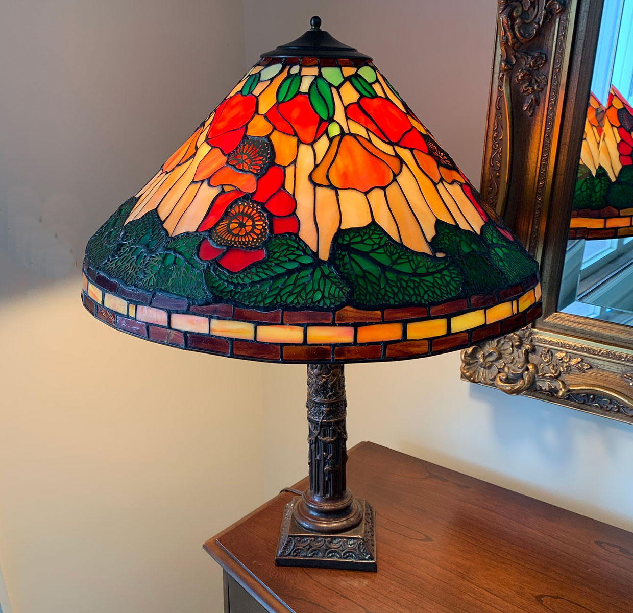 TIFFANY STYLE LEADED GLASS LAMP: