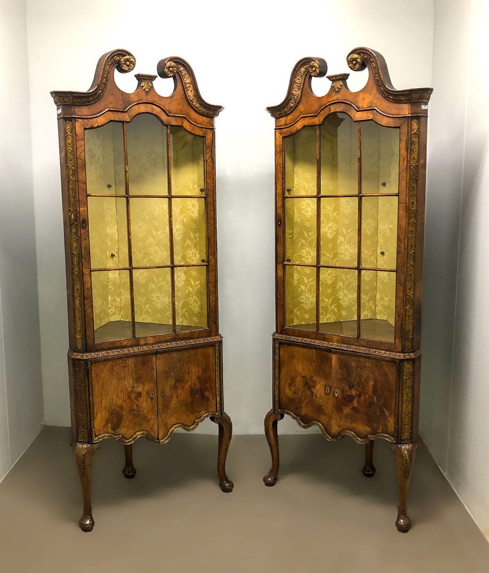 PAIR OF QUEEN ANNE STYLE BURL CORNER 36f3d2