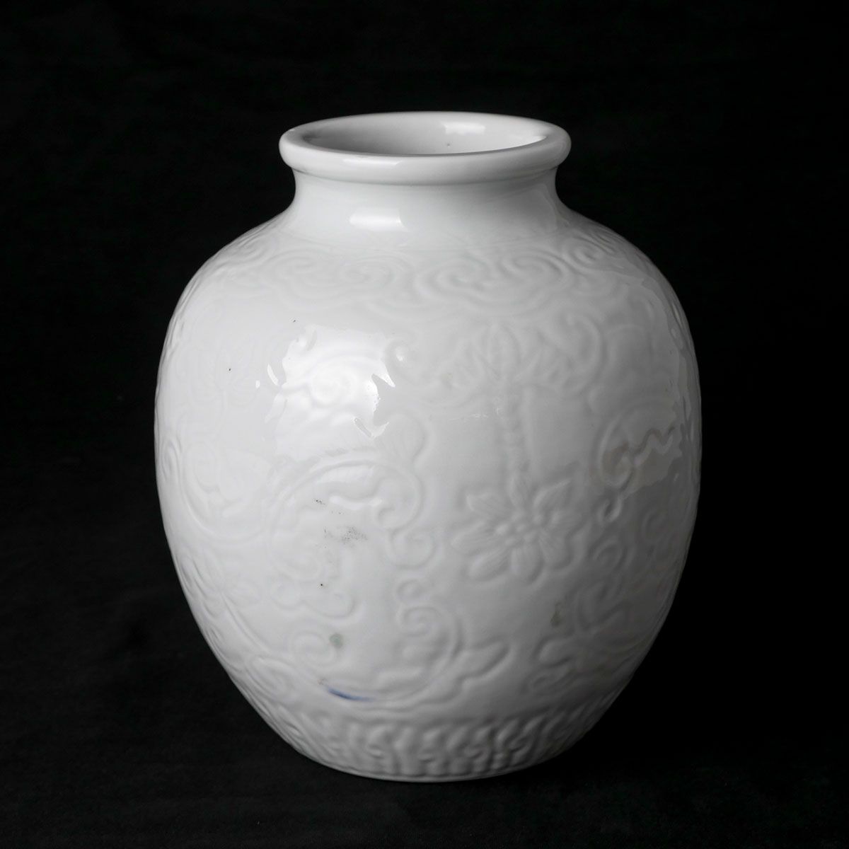 INCISED CHINESE WHITE CELADON VASE  36f442