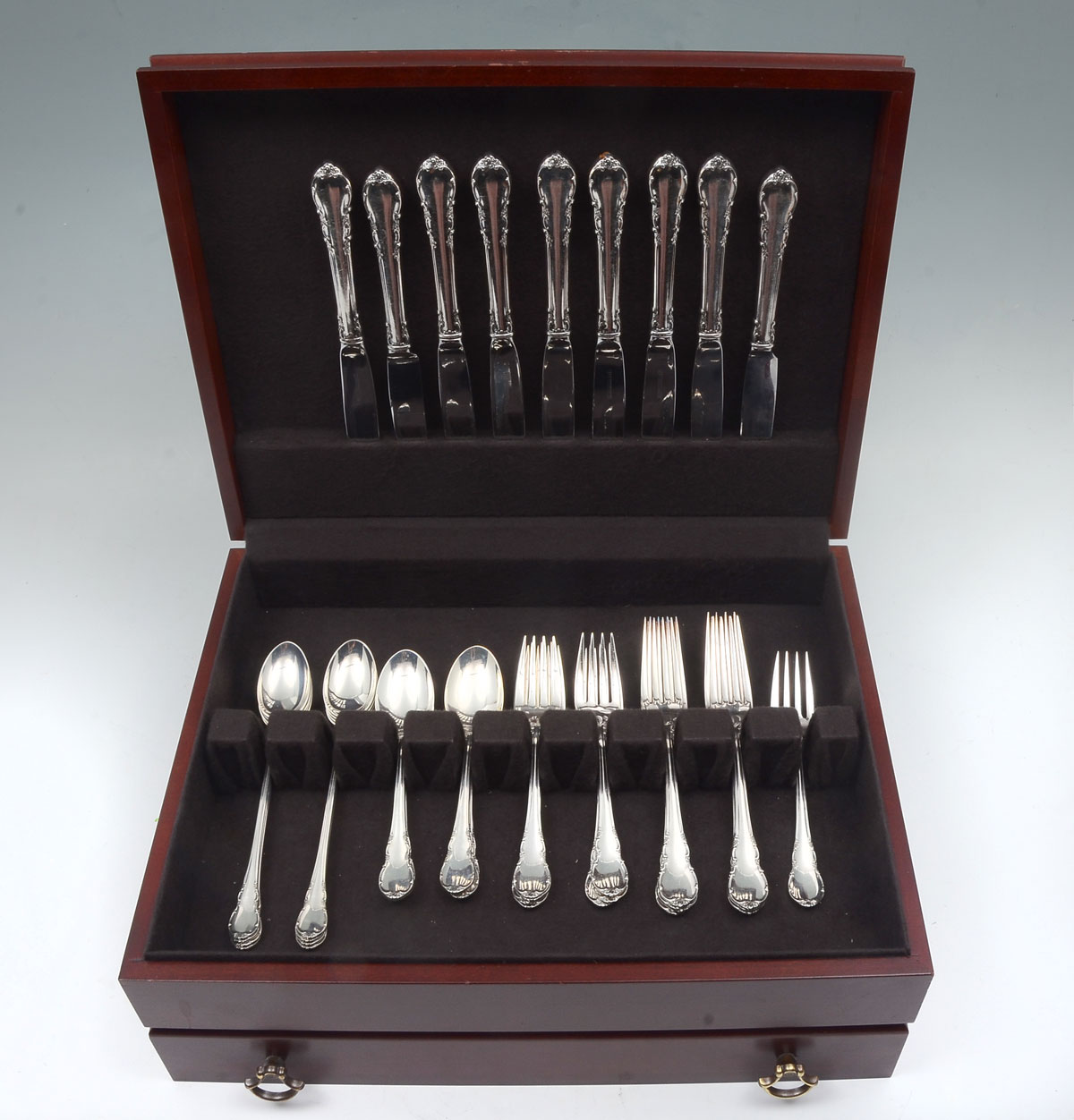 41 PC. LUNT STERLING AMERICAN VICTORIANFLATWARE: