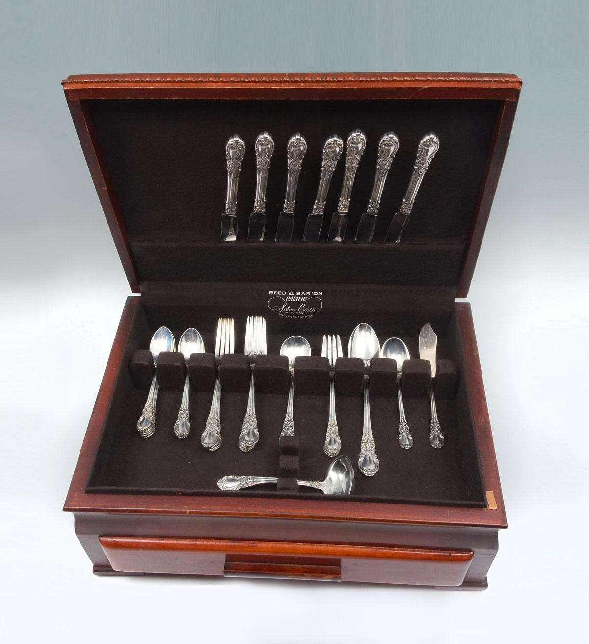 35 PC. LUNT STERLING ''MODERN VICTORIAN''