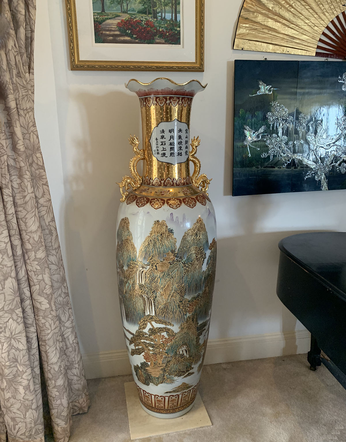 PALATIAL CHINESE VASE: Palatial