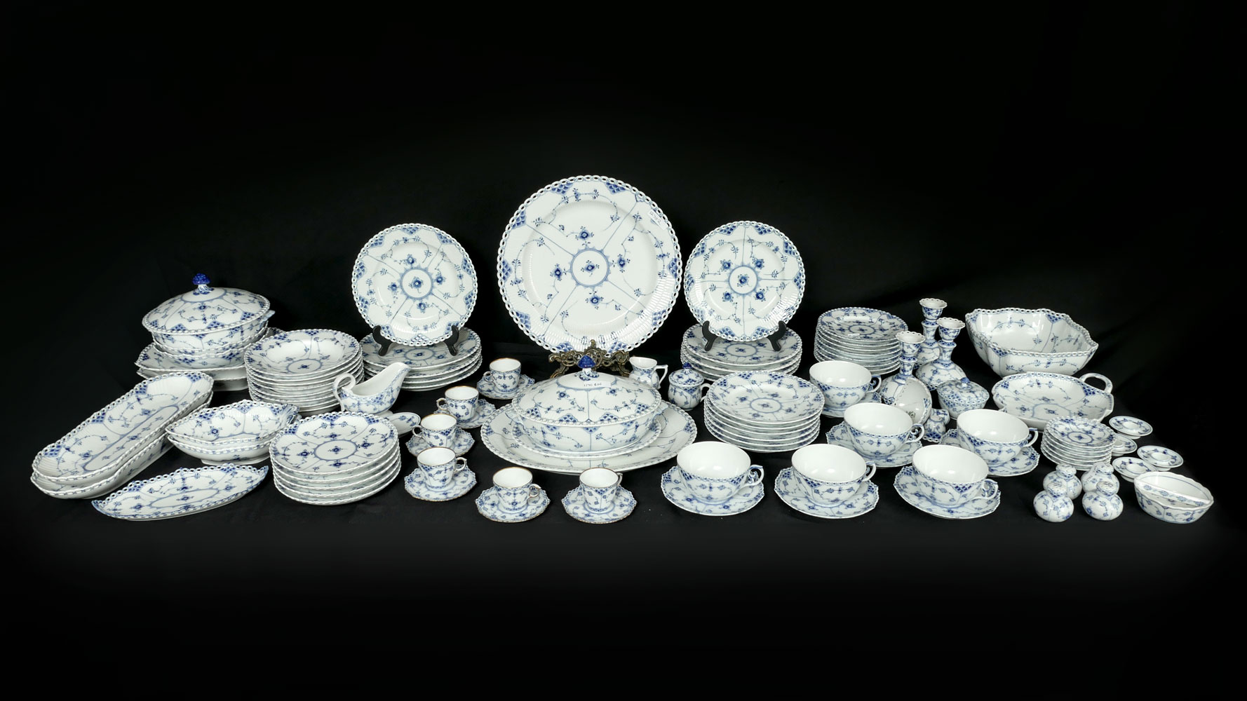 86 PC ROYAL COPENHAGEN BLUE LACE DINNER