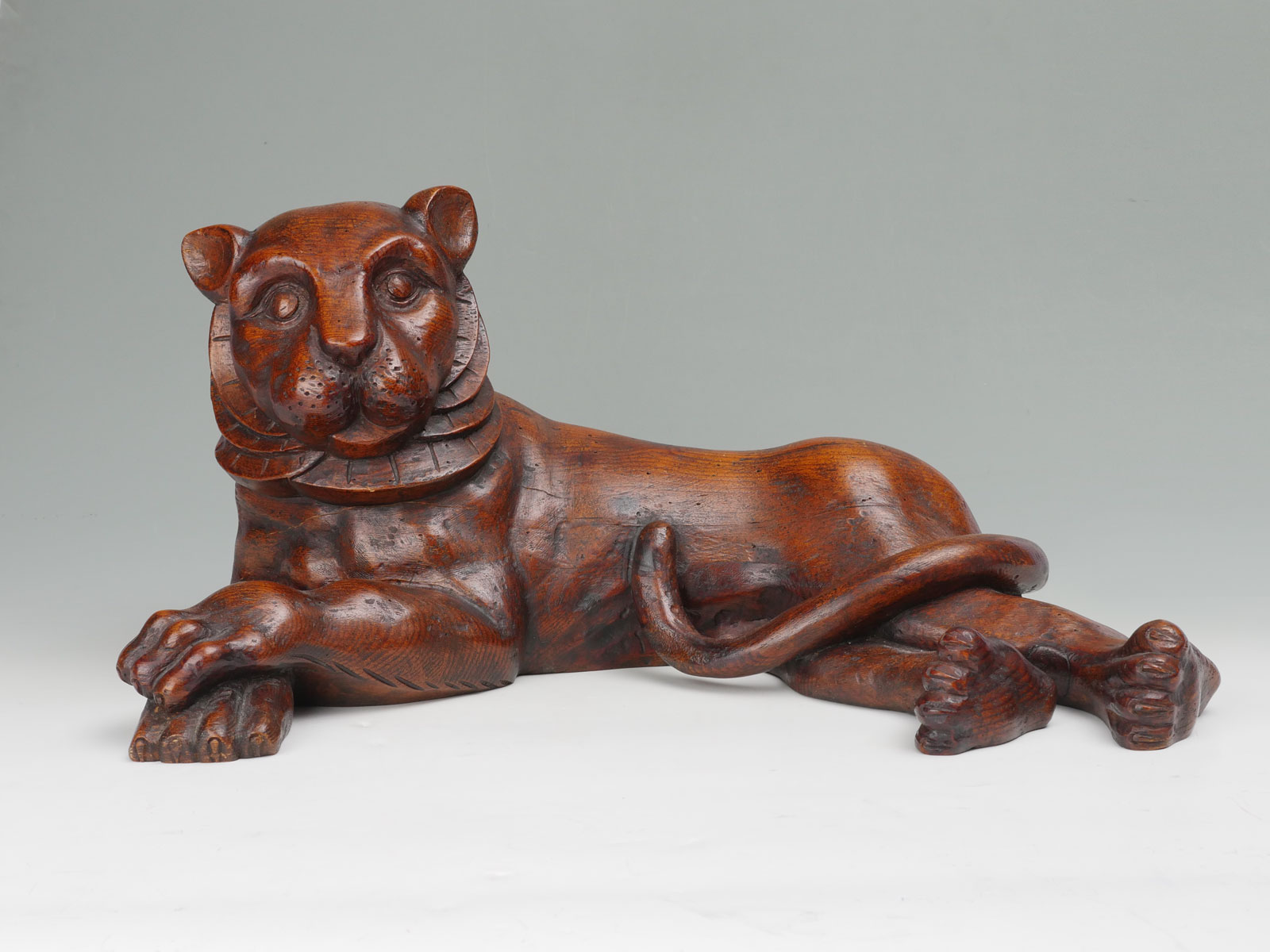 FOLK ART OAK CARVED LION 11 50  36f776