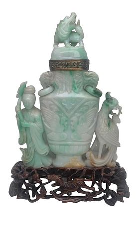 A CHINESE JADE SCULPTUREA Chinese