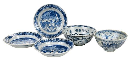 FIVE CHINESE BLUE AND WHITE PORCELAIN 37267b