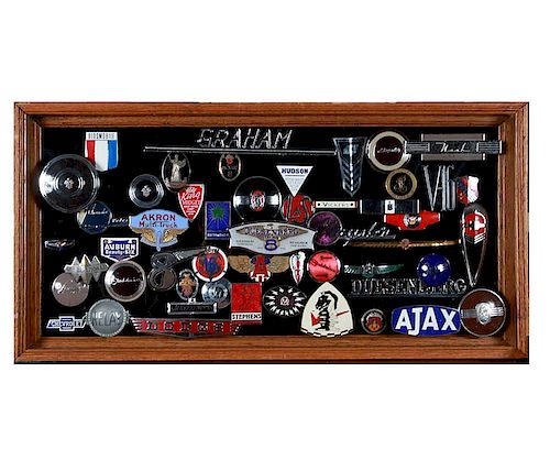 COLLECTION OF AUTOMOBILE BADGES 373aa0