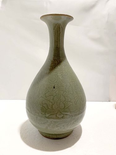 CHINESE CARVED LONGQUAN PEAR-SHAPED