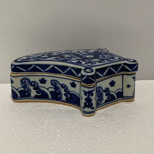 CHINESE BLUE WHITE BOX AND COVER  371cad