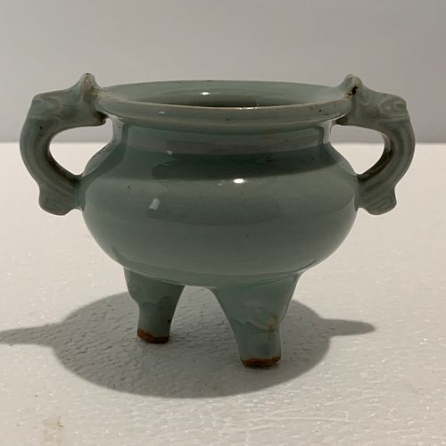 CHINESE LONGQUAN CELADON TRIPOD