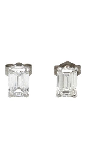 1 46CTS EMERALD CUT DIAMOND STUD 372070