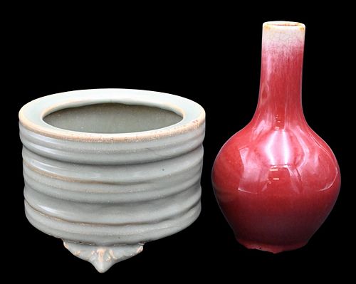 TWO CHINESE GLAZED PORCELAIN PIECESTwo 37612d