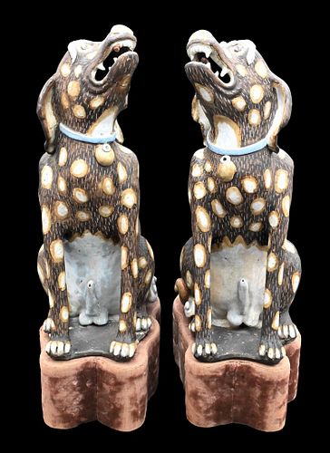 PAIR OF LARGE CHINESE DOGSPair