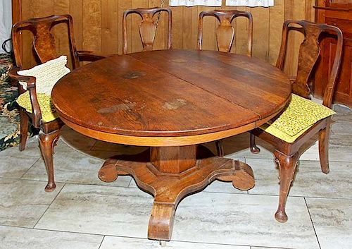 OAK TABLE WITH CHAIRSA round oak