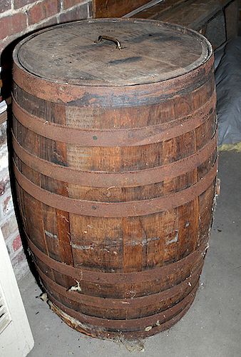 EARLY JACK DANIELS BARREL WITH LIDThis