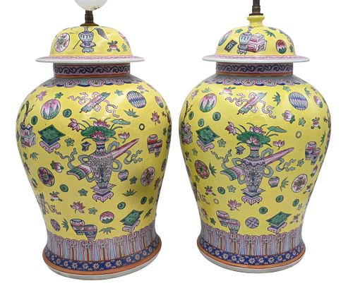 PAIR OF CHINESE BALUSTER JARSPair 373e48