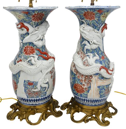 PAIR OF JAPANESE POLYCHROME PAINTED 373e4c