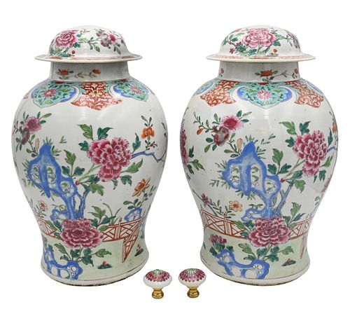 PAIR OF CHINESE FAMILLE ROSE BALUSTER 373e46