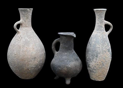 THREE IRANIAN POTTERY PIECESThree 373fe5