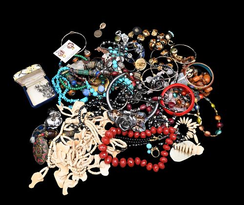 TRAY LOT OF COSTUME JEWELRYTray 37408b