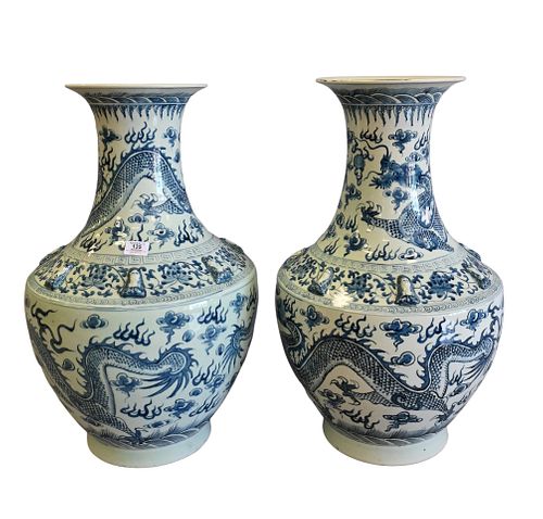 PAIR OF LARGE BLUE AND WHITE DRAGON 374468