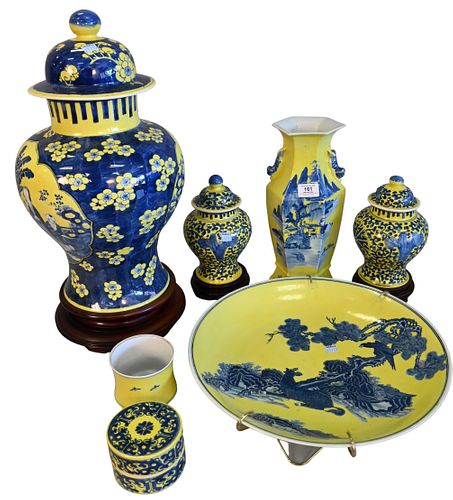 SEVEN PIECE CHINESE PORCELAIN GROUPSeven