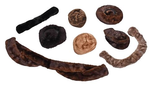 GROUP OF EIGHT FUR ACCESSORIESvarious 37489c