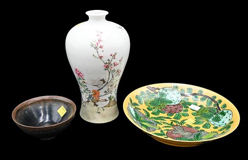 THREE PIECE CHINESE PORCELAIN LOTThree 374a8b