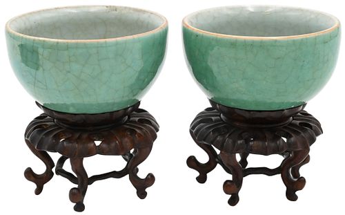 A PAIR OF GREEN CRACKLE GLAZE TEA 374c1d