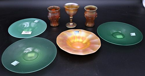 EIGHT PIECE ART GLASS LOT TO INCLUDE 37746d