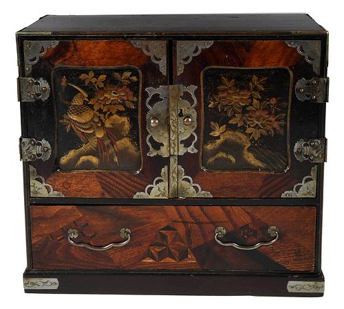 JAPANESE LACQUERED TABLETOP CABINET 377f45