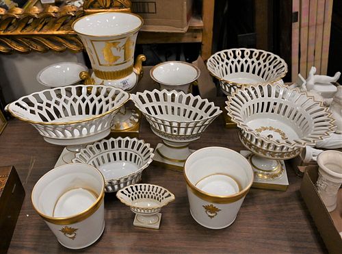 LARGE GROUP OF PORCELAIN TO INCLUDE 3782d4