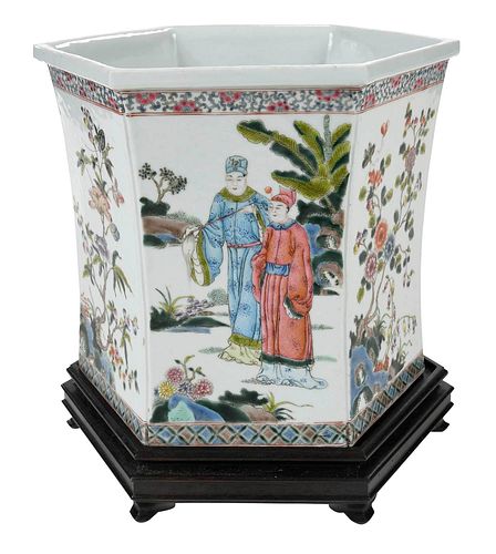 CHINESE ENAMEL DECORATED PORCELAIN