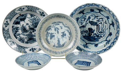 FIVE CHINESE BLUE AND WHITE POTTERY 378341