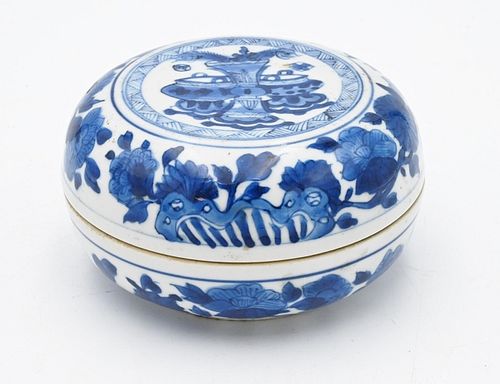 CHINESE BLUE AND WHITE ROUND COVERED