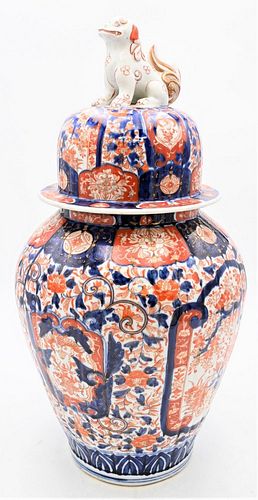 LARGE JAPANESE IMARI PORCELAIN JAR HAVING