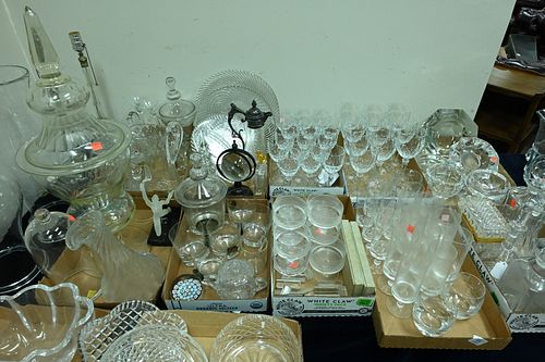 TABLE LOT OF GLASS AND CRYSTALTable