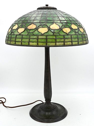 TIFFANY ACORN TABLE LAMP HAVING 376b9f