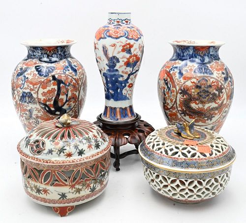 FIVE PIECE GROUP OF IMARI PORCELAIN  376baf