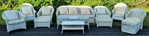 LARGE LOT OF WICKER FURNITURELarge 376bd1