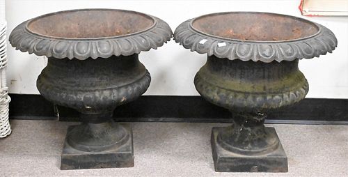 PAIR OF VICTORIAN IRON URNS HEIGHT 376f64