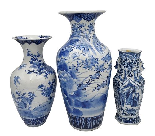 THREE BLUE AND WHITE PORCELAIN 37722e