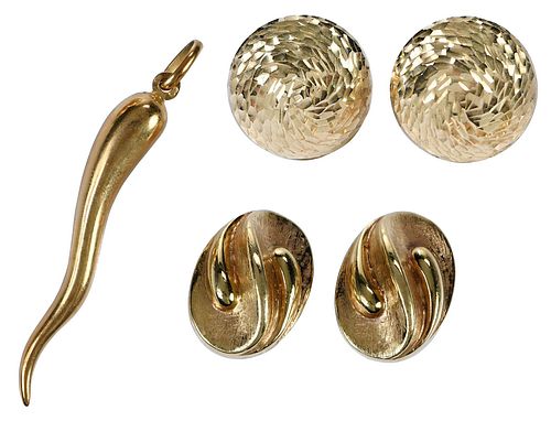 THREE PIECES GOLD JEWELRYtwo pairs