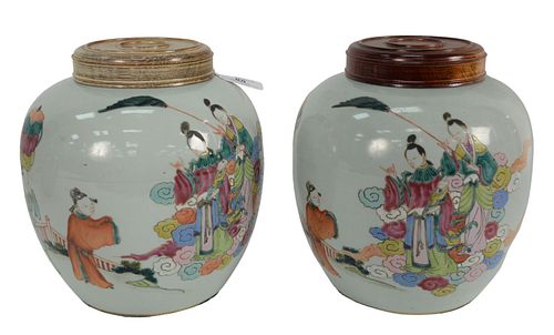 PAIR OF COVERED CHINESE FAMILLE 379d68