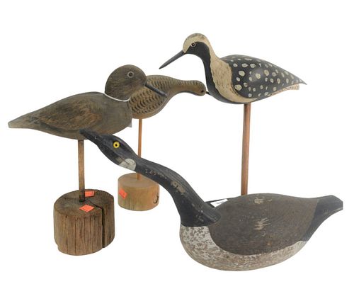 FOUR CARVED AND PAINTED BIRD DECOYS  379d81