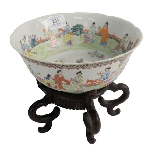 FAMILLE ROSE SCALLOPED EDGED BOWL