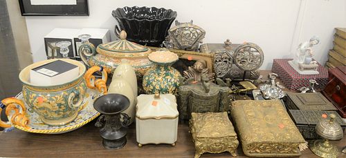 LARGE GROUP OF DECORATIVE PIECES,