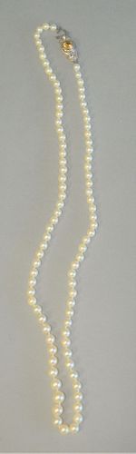 SINGLE STRAND OF PEARLS WITH LARGE