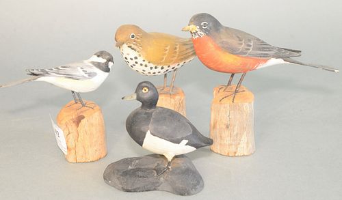 GROUP OF FOUR CARVED BIRDS ON WOODEN 37a831