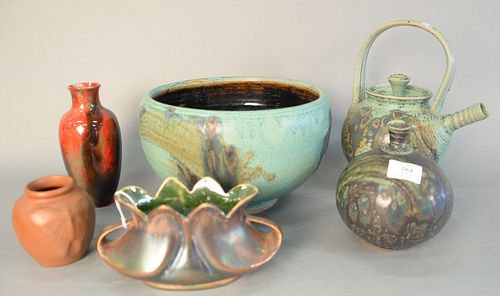 SIX PIECES OF POTTERY TO INCLUDE